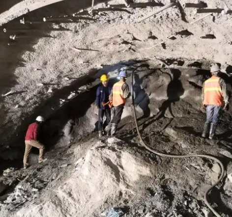 龙子湖隧道拱顶带模注浆料，微膨胀注浆料的特点及施工工艺